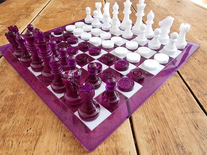 Jeux d'échec et dames et dames  violet et blanc en résine époxy