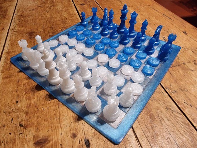 Jeux d'échec et dames et dames blanc et bleu nacré en résine époxy