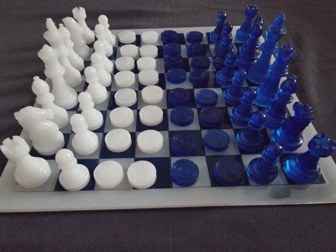 Jeux d'échec et dames  bleu roi et blanc  en résine époxy