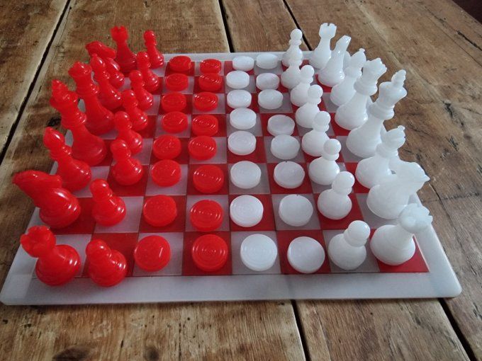 Jeux d'échec et dames,  en résine époxy fait main. Couleur plateau et pions rouge et blanc.