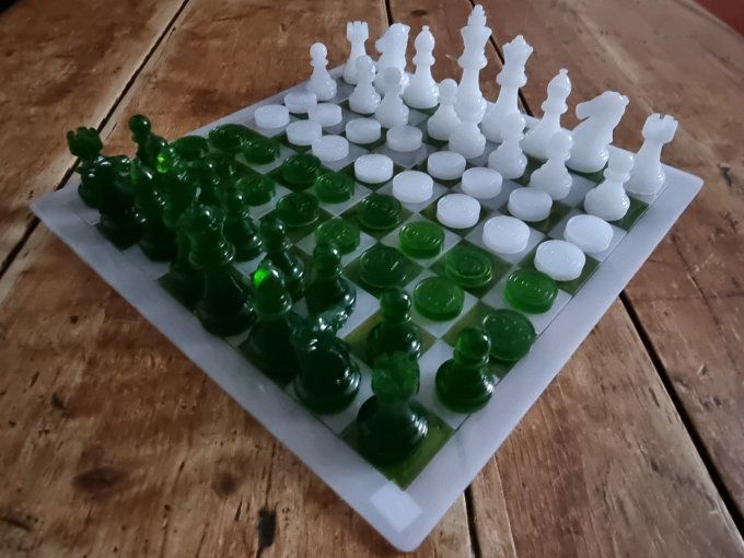 Jeux d'échec et dames et dames vert "olive" et blanc  en résine époxy