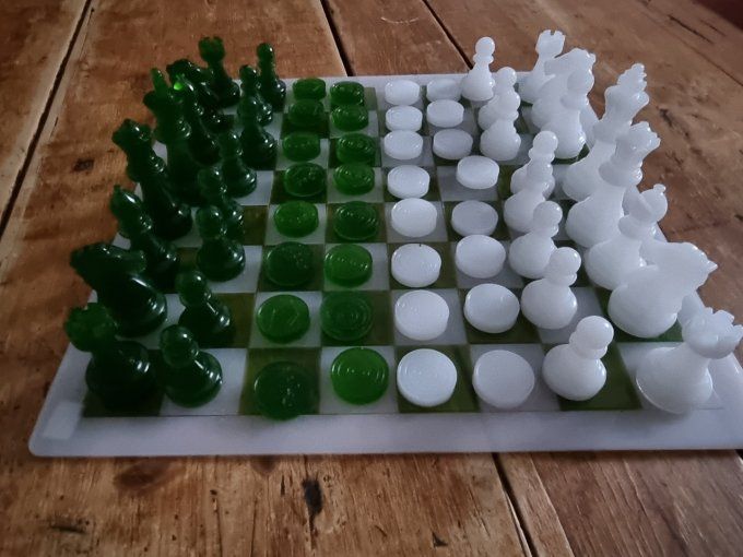 Jeux d'échec et dames et dames vert "olive" et blanc  en résine époxy