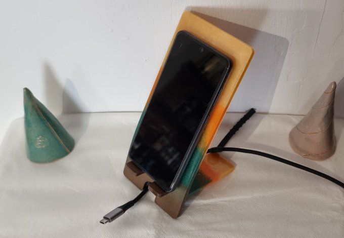 Support téléphone fabrication artisanale en résine époxy