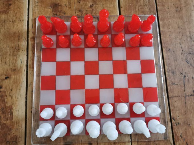 Jeux d'échec et dames,  en résine époxy fait main. Couleur plateau et pions rouge et blanc. 