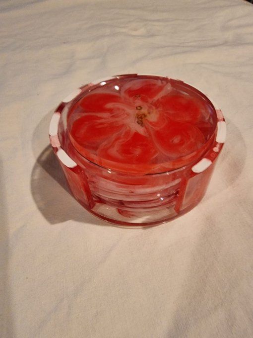 Ensemble  Dessous verres fleur rouge et blanc fabrication artisanale en résine.