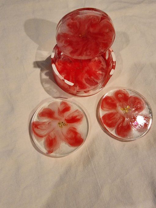 Ensemble  Dessous verres fleur rouge et blanc fabrication artisanale en résine.