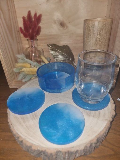 Ensemble Dessous verre bleu et blanc nacré , fabrication artisanale en résine.