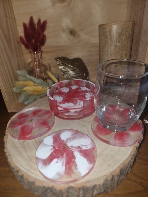 Ensemble  Dessous verres fleur rouge et blanc fabrication artisanale en résine.